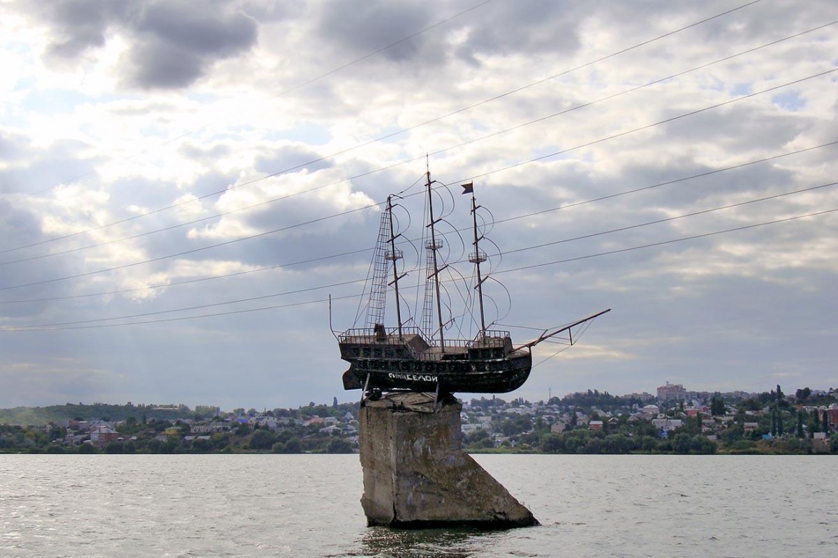 Памятник кораблю Меркурий в Воронеже