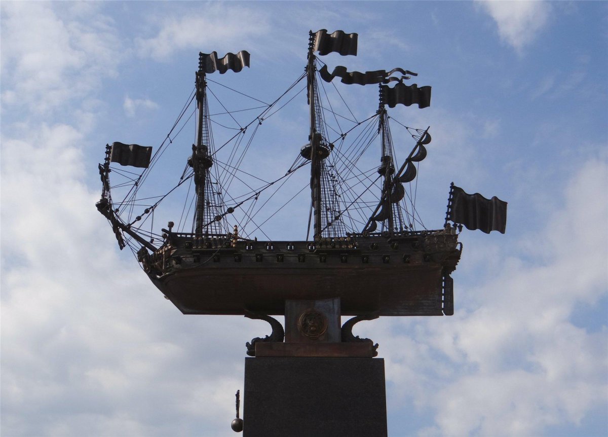 Корабль на памятник