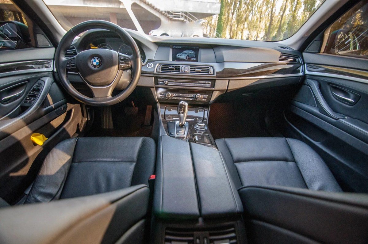 BMW 5 Series салон