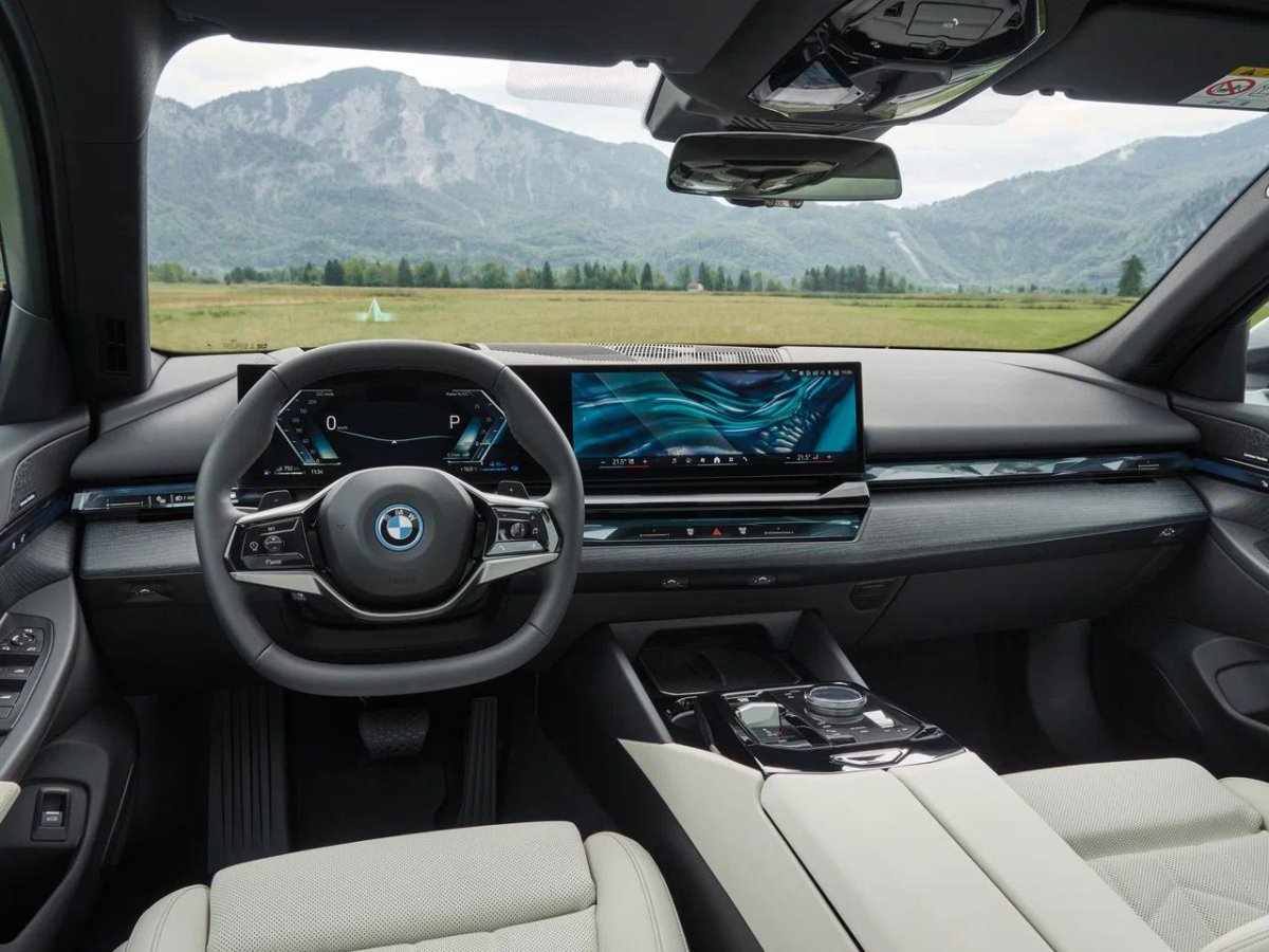 Новая БМВ 5 салон 2024