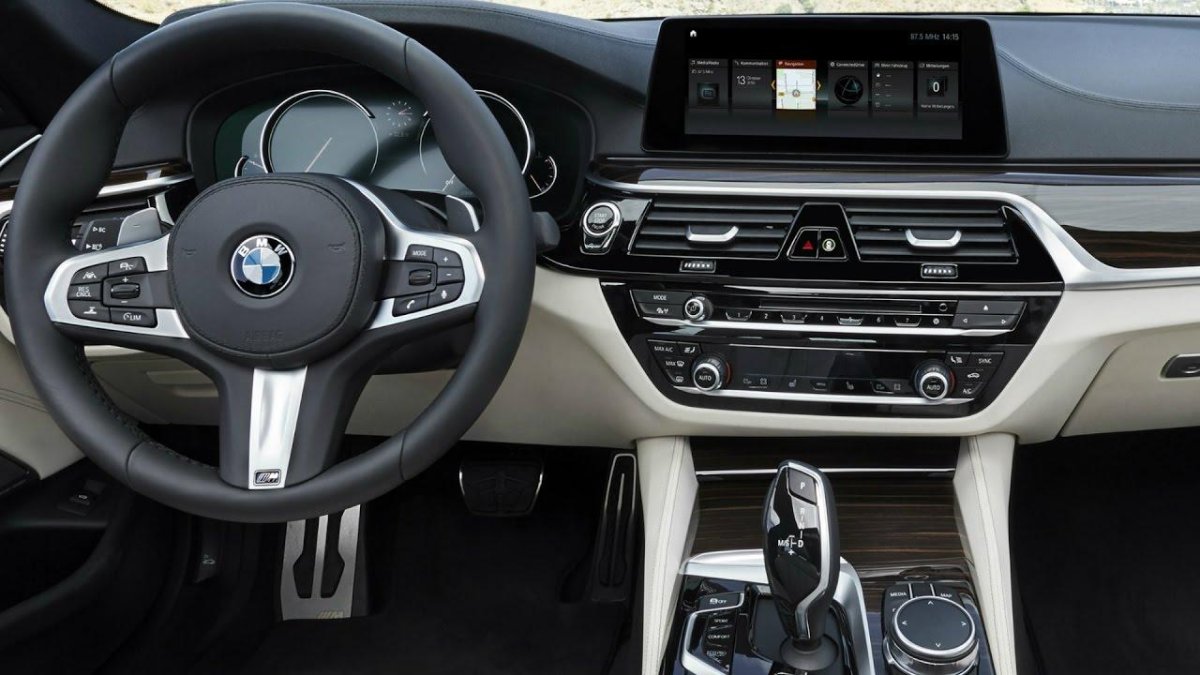 БМВ 5 2018 салон