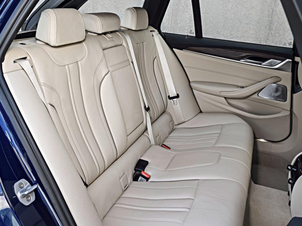 BMW 5 салон сзади
