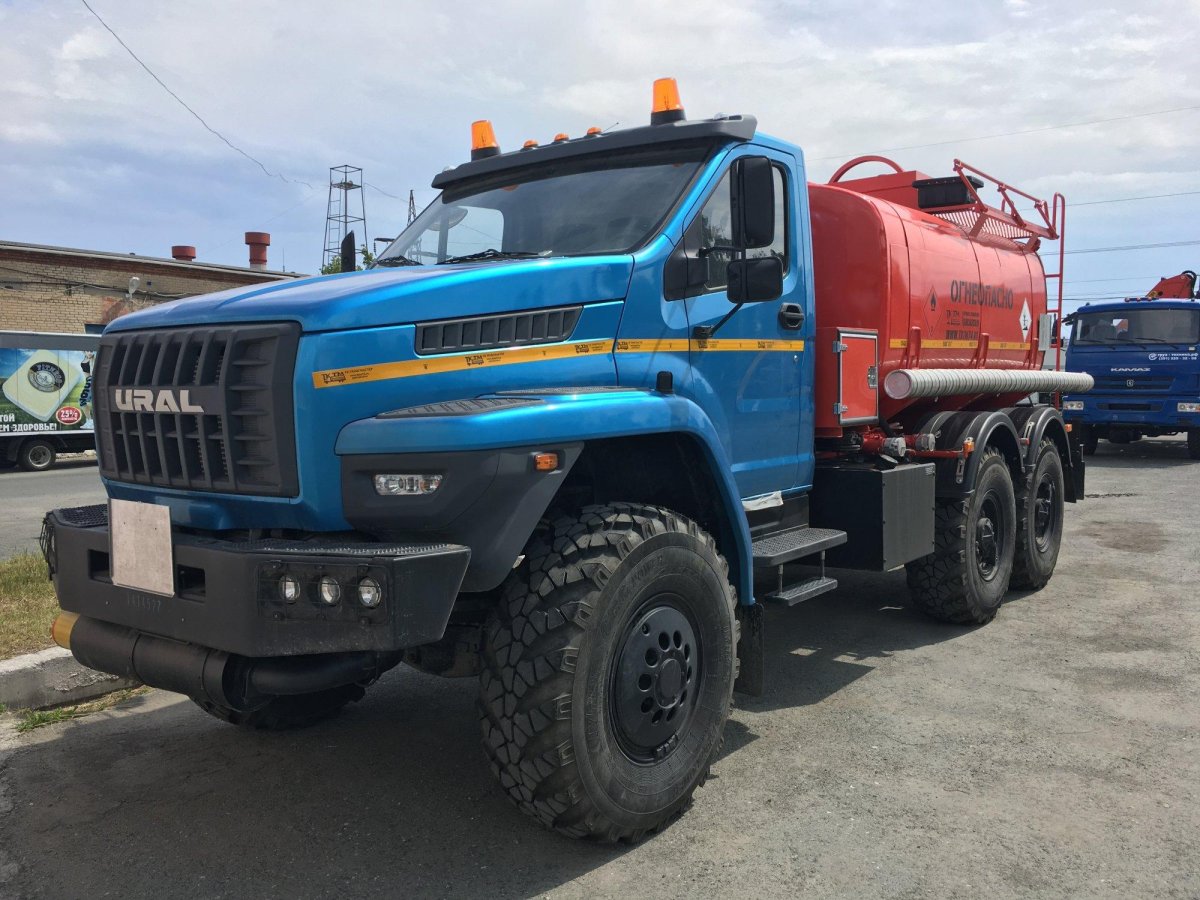 Урал Некст 6х6 топливозаправщик