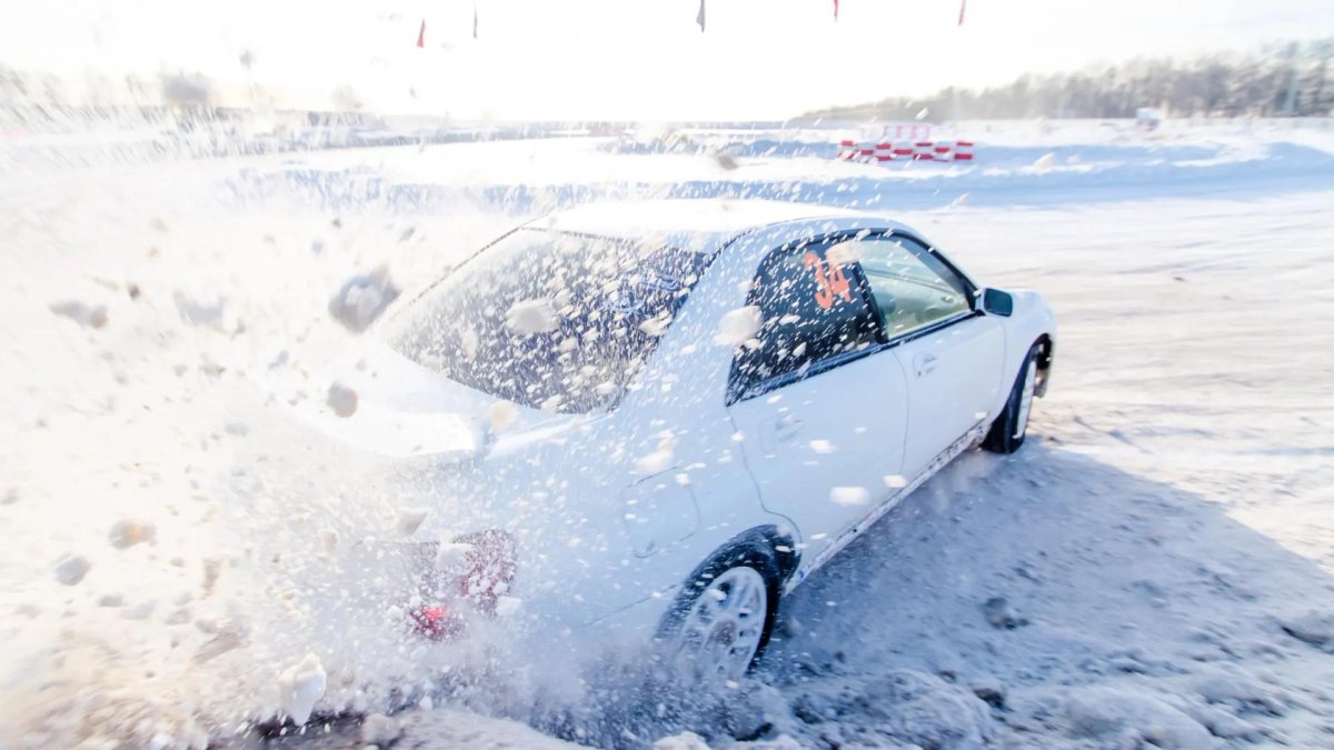 Дрифт на озере зимой