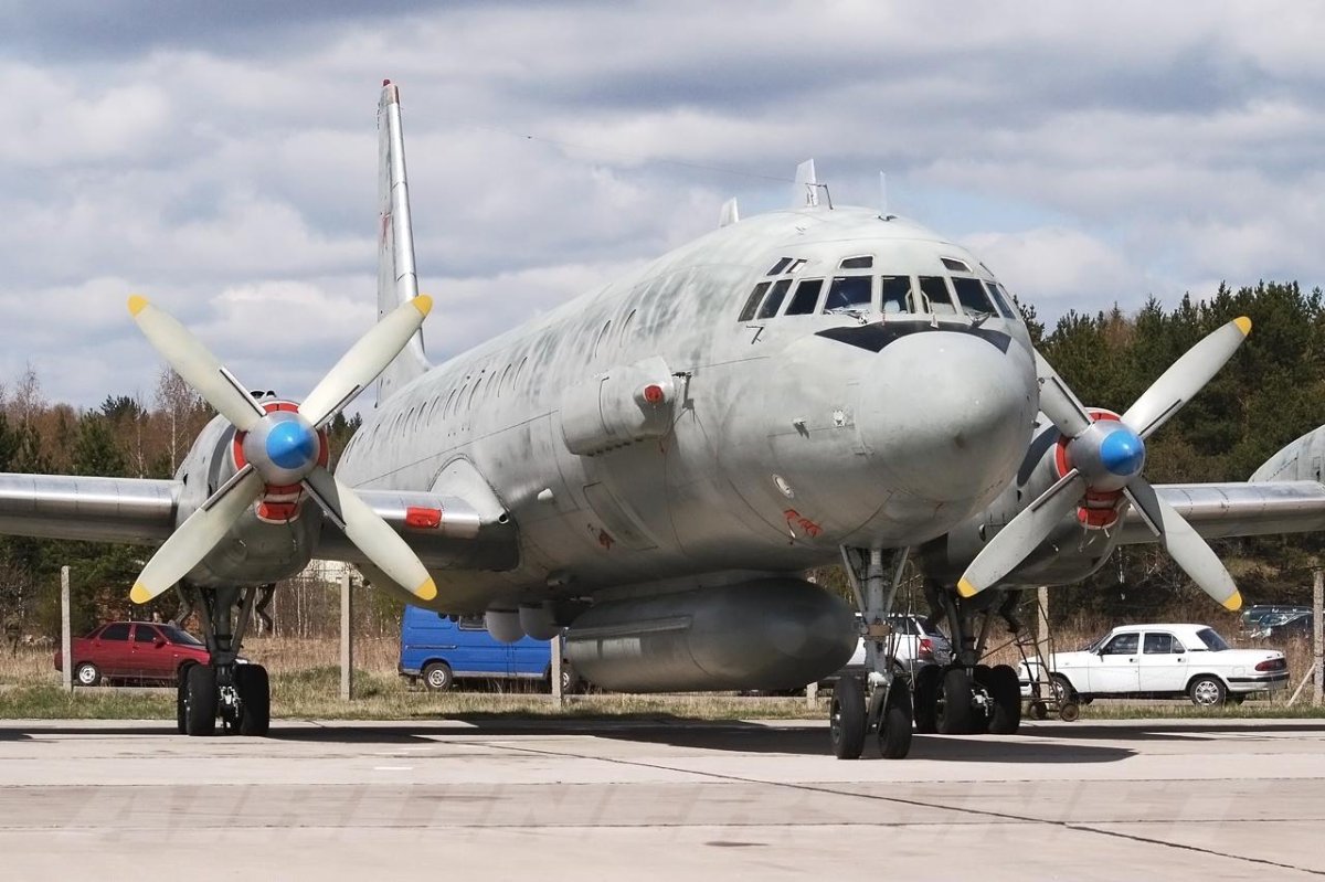 Самолет ил -20м