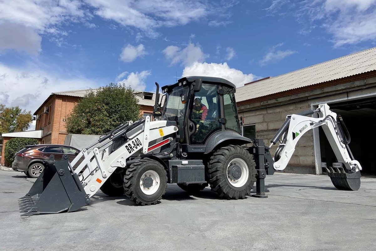 Экскаватор-погрузчик borus br-840