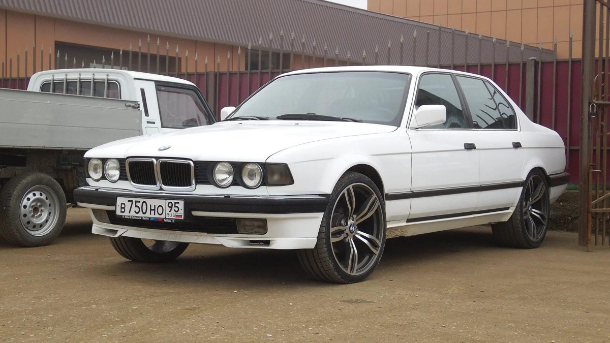 БМВ е32 белая