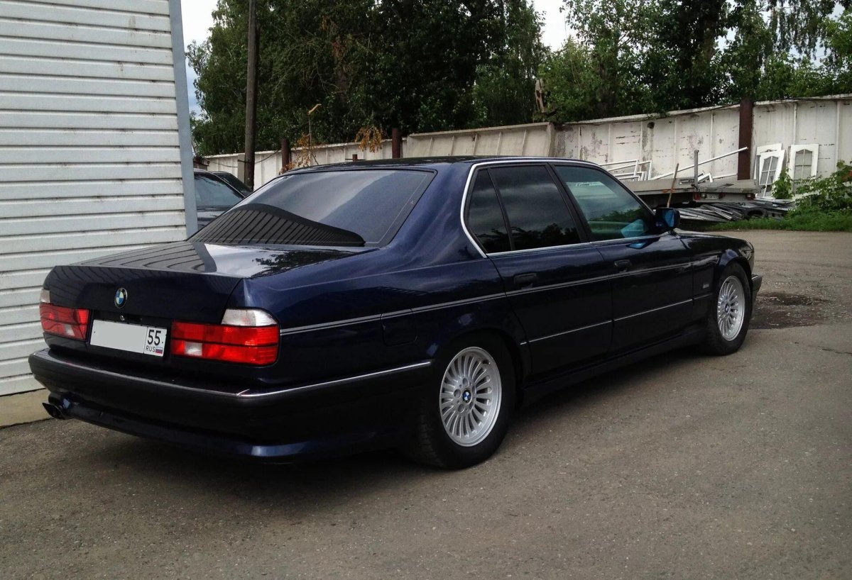 BMW 7 Series (e32)