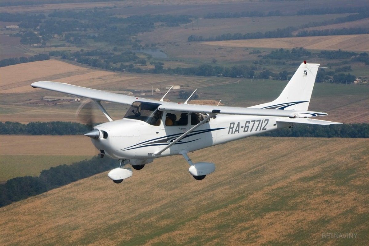 Легкомоторный самолет Cessna 172