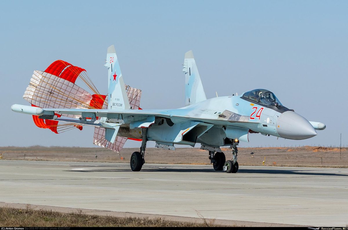 Истребитель Су-35