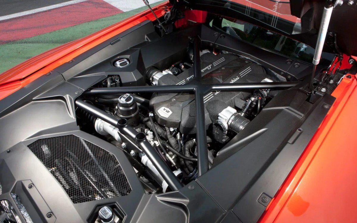 Двигатель Ламборджини авентадор