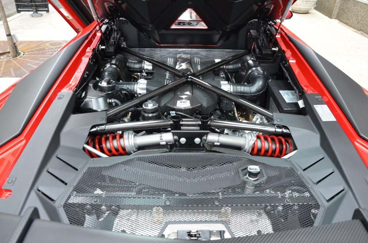 Ламборгини мотор сзади