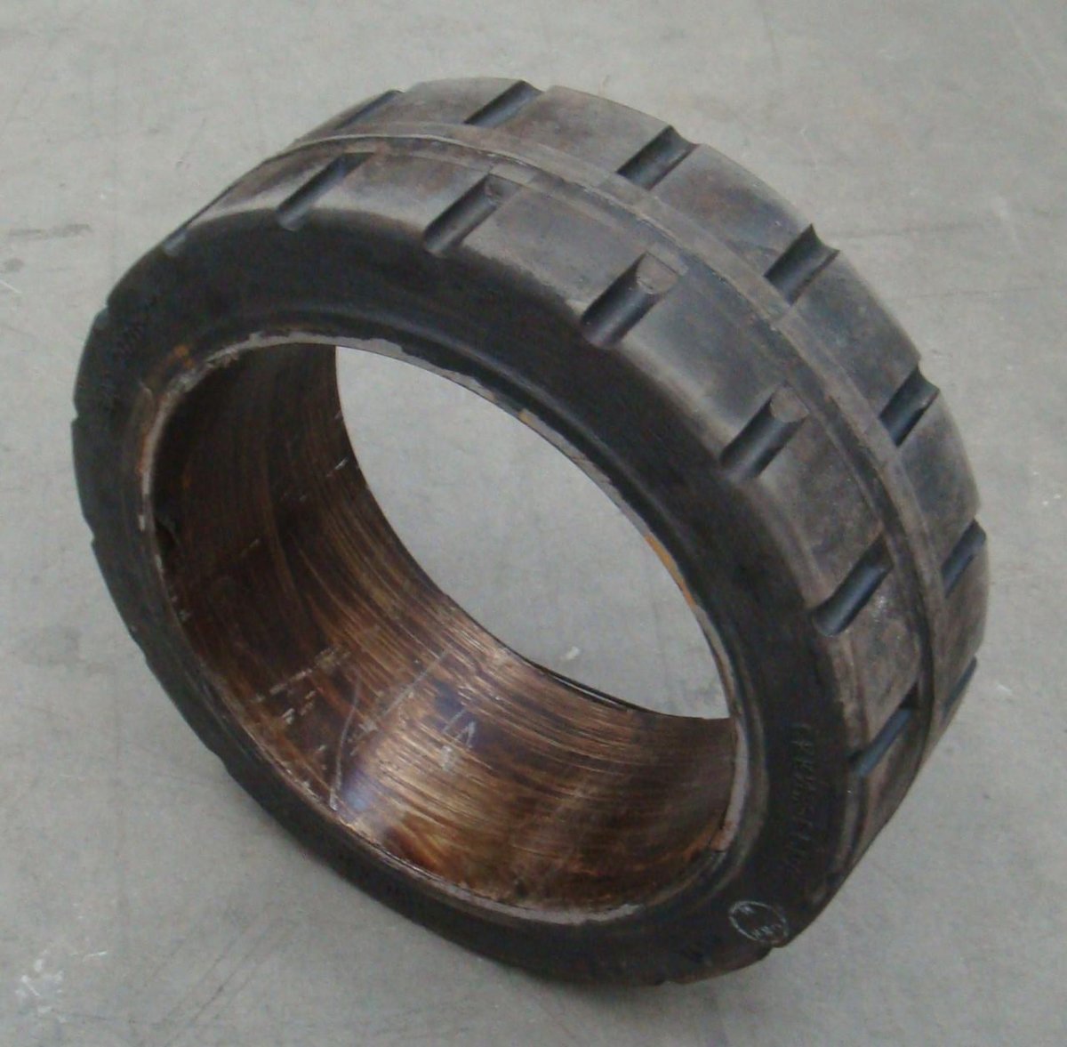 Шина массивная бандажная 400х160х290