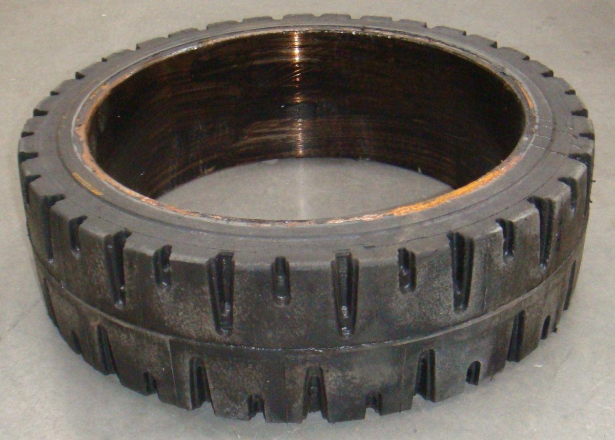 Колеса на погрузчик бандажные 16х6-8