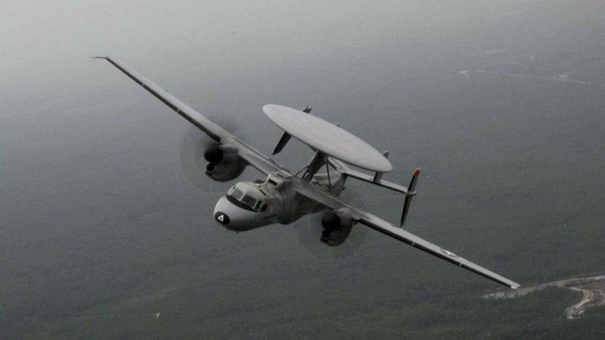 Самолет ДРЛО E-2 “Hawkeye”