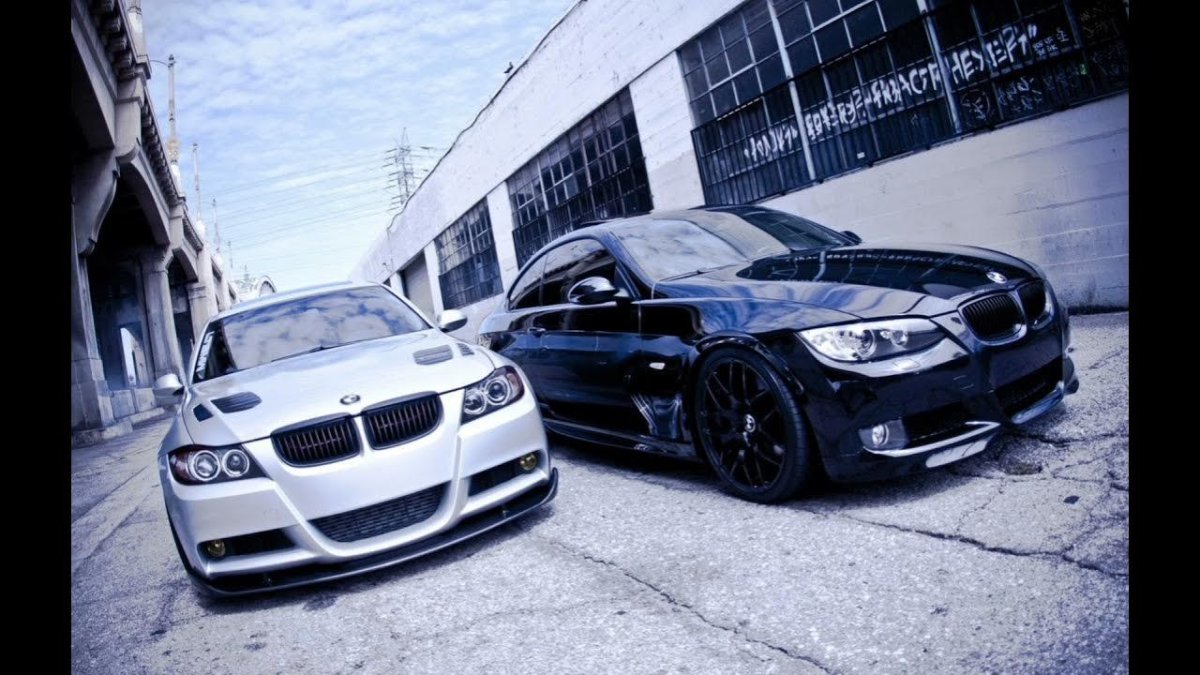 БМВ 3 черная с мерсом