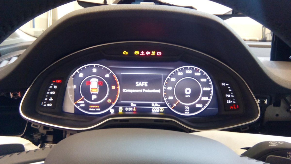 Audi q7 панель