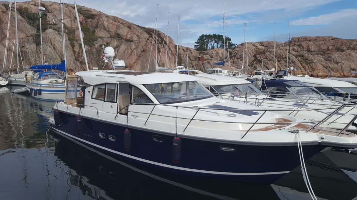 Крейсерский водоизмещающий катер