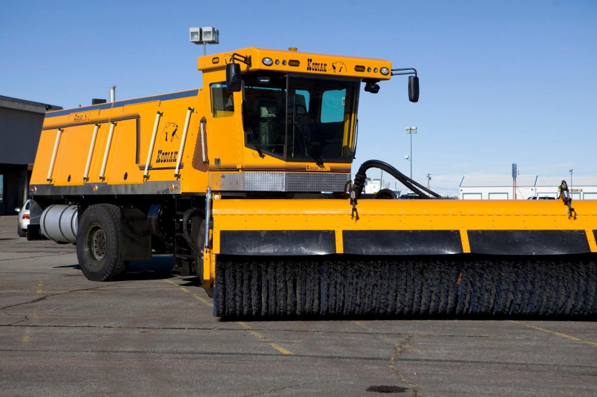 Аэродромная уборочная машина