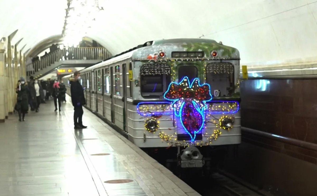 Поезд метро еж3 новогодний