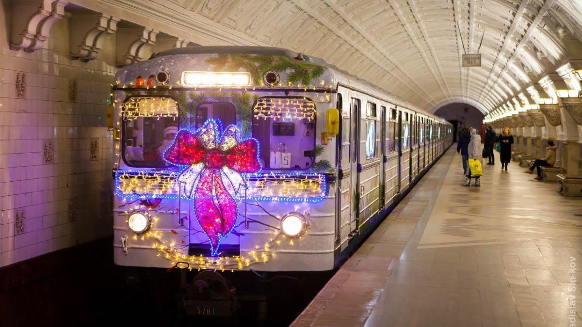 Поезд метро еж3 новогодний