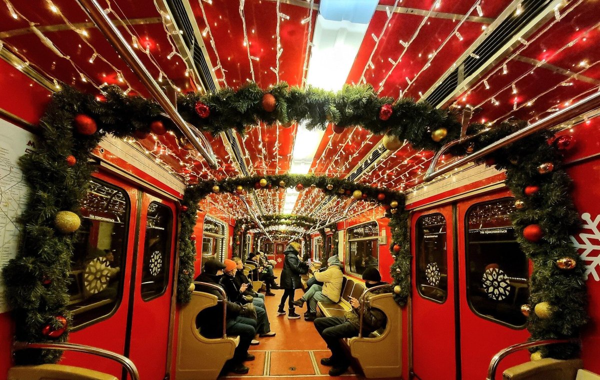 Новогодний поезд метро Москва 2020