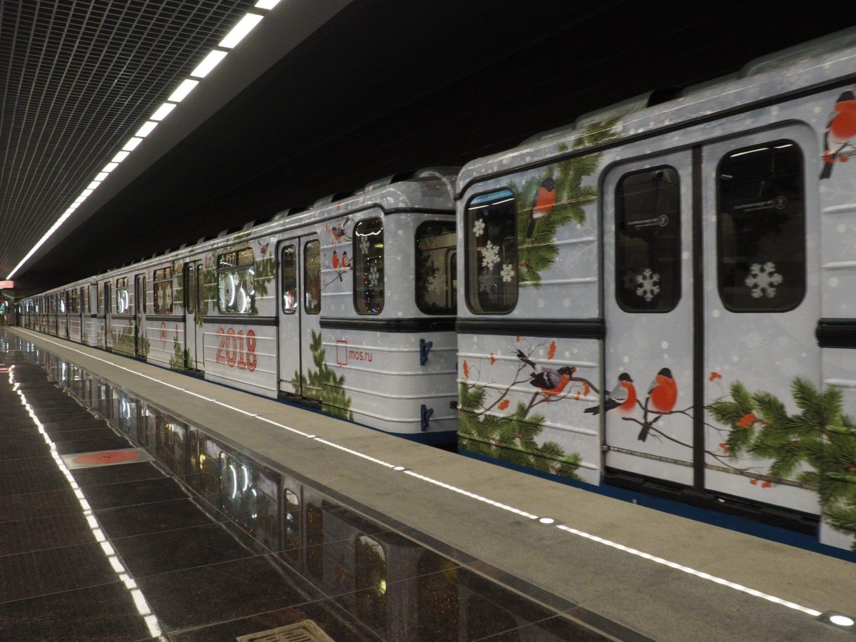 Новогодний поезд метро Москва 2022