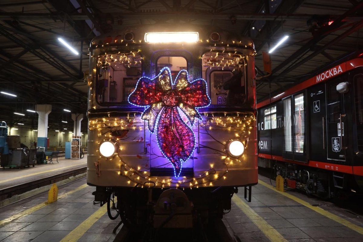 Поезд метро еж3 новогодний