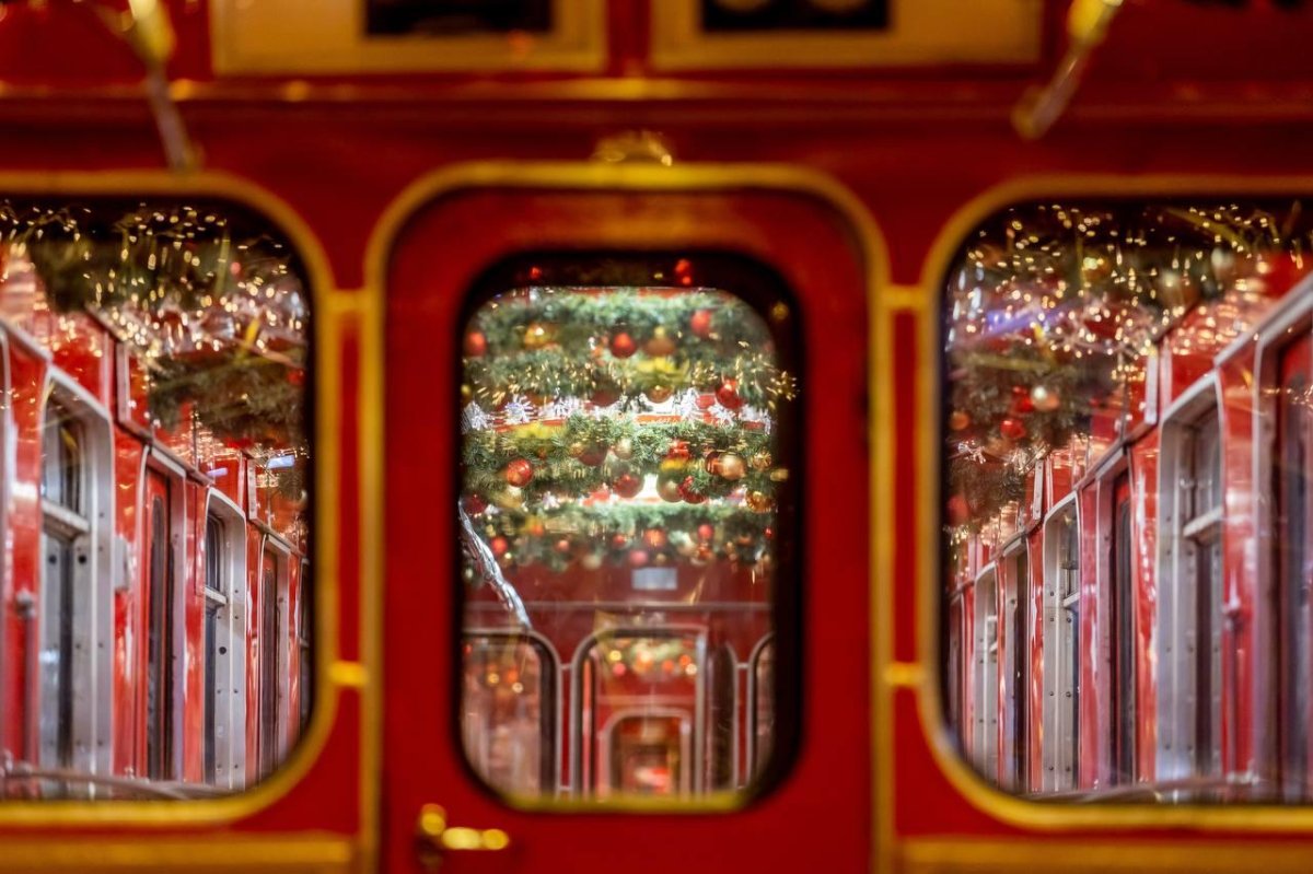 Новогодний поезд метро еж3 2023
