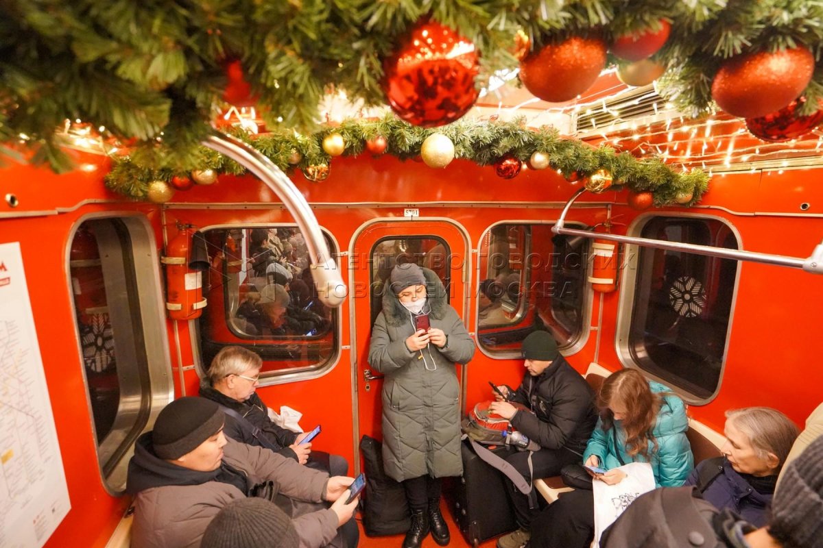 Новогодний поезд метро еж3 2023