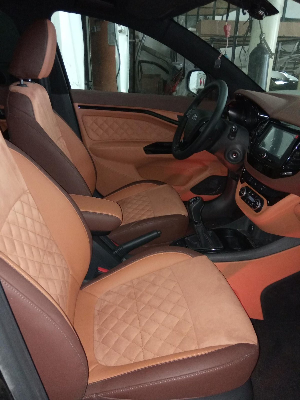 Лада Веста св крос кожанныц салон