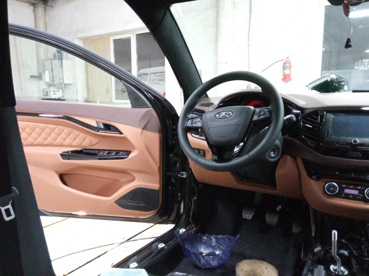 Лада Веста св крос кожанныц салон