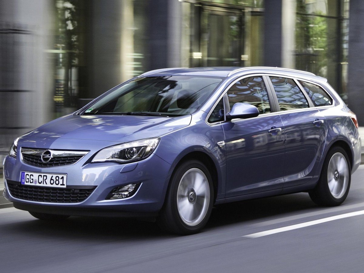 Opel Astra Sports Tourer 2012