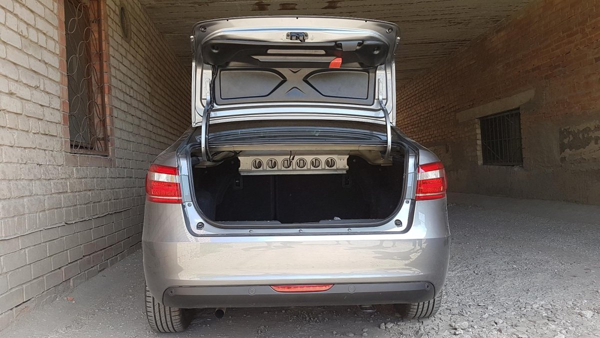 Открытый багажник Лада Веста