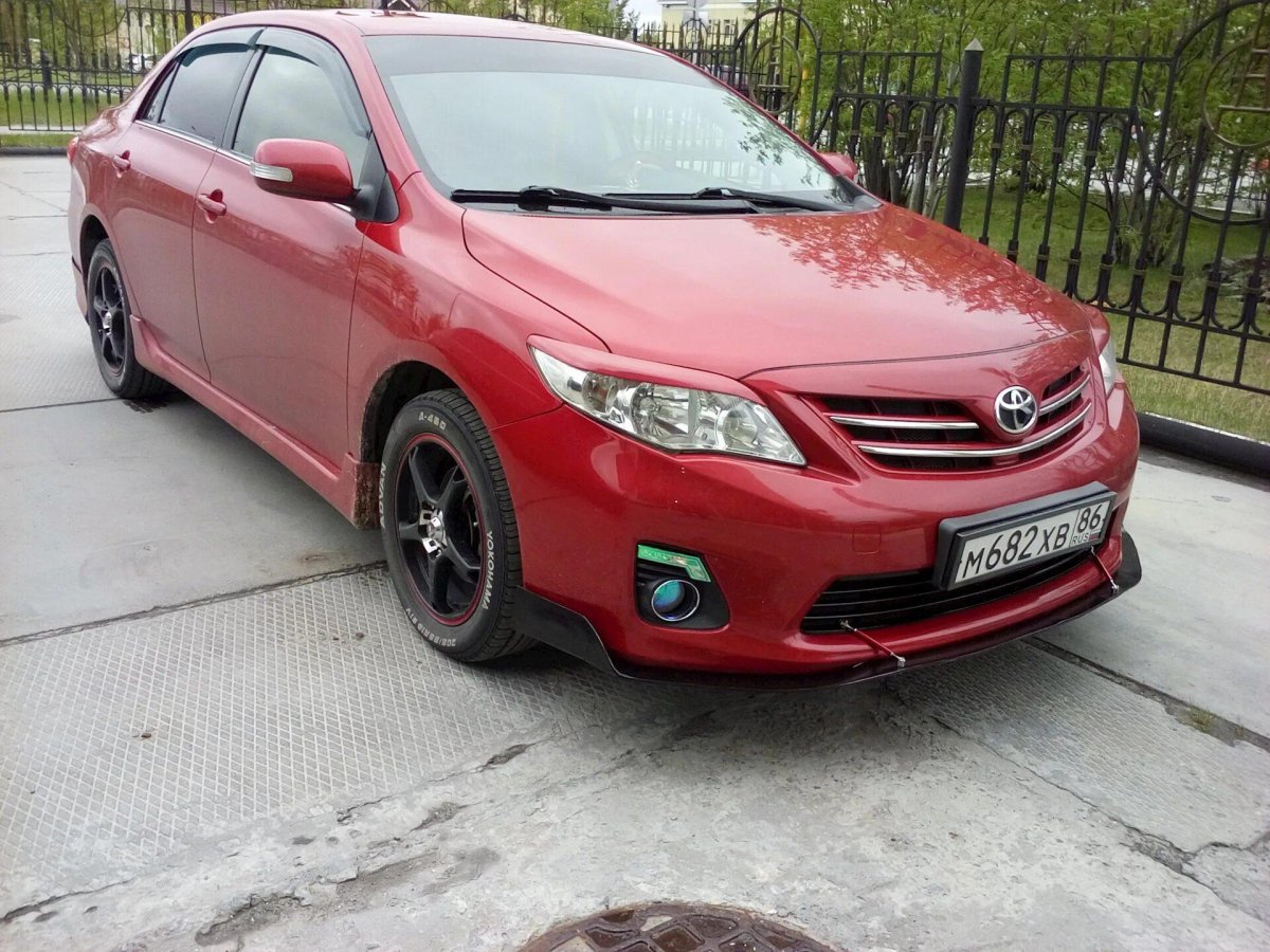 Красная Тойота Королла е150