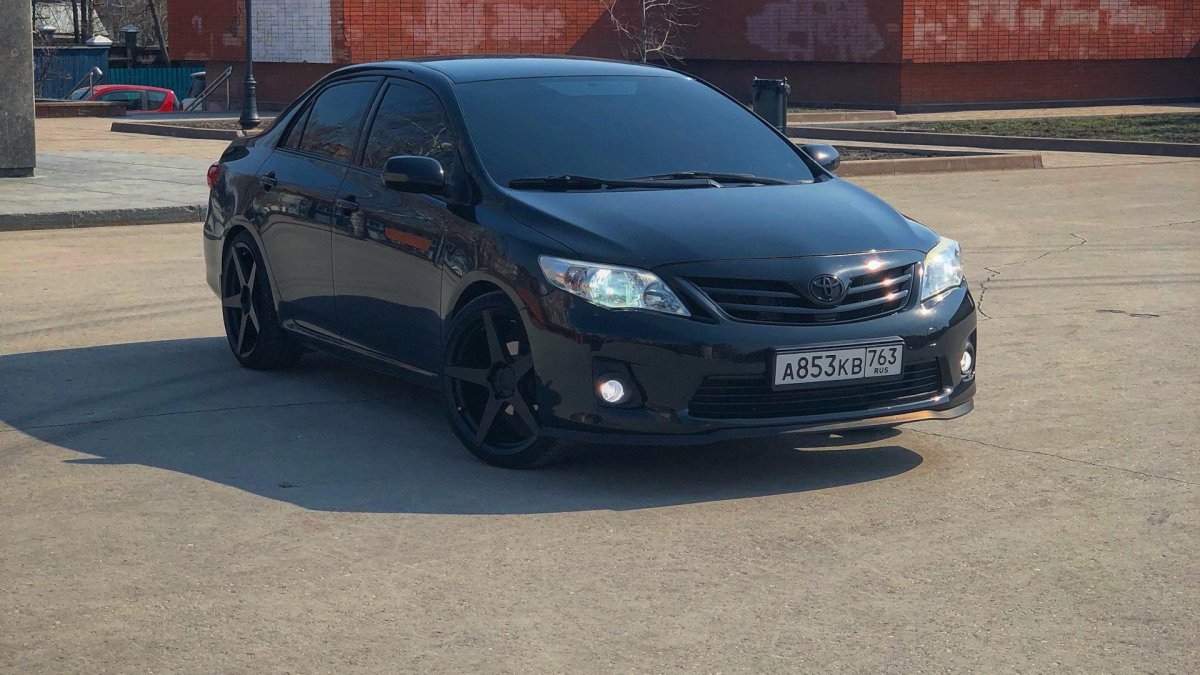 Тойота Королла на черных дисках