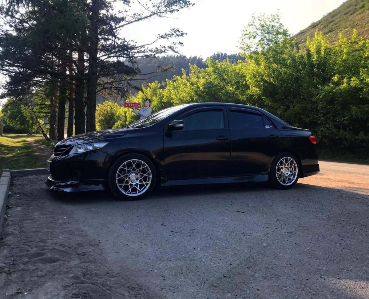 Тойота Королла черная тюнинг