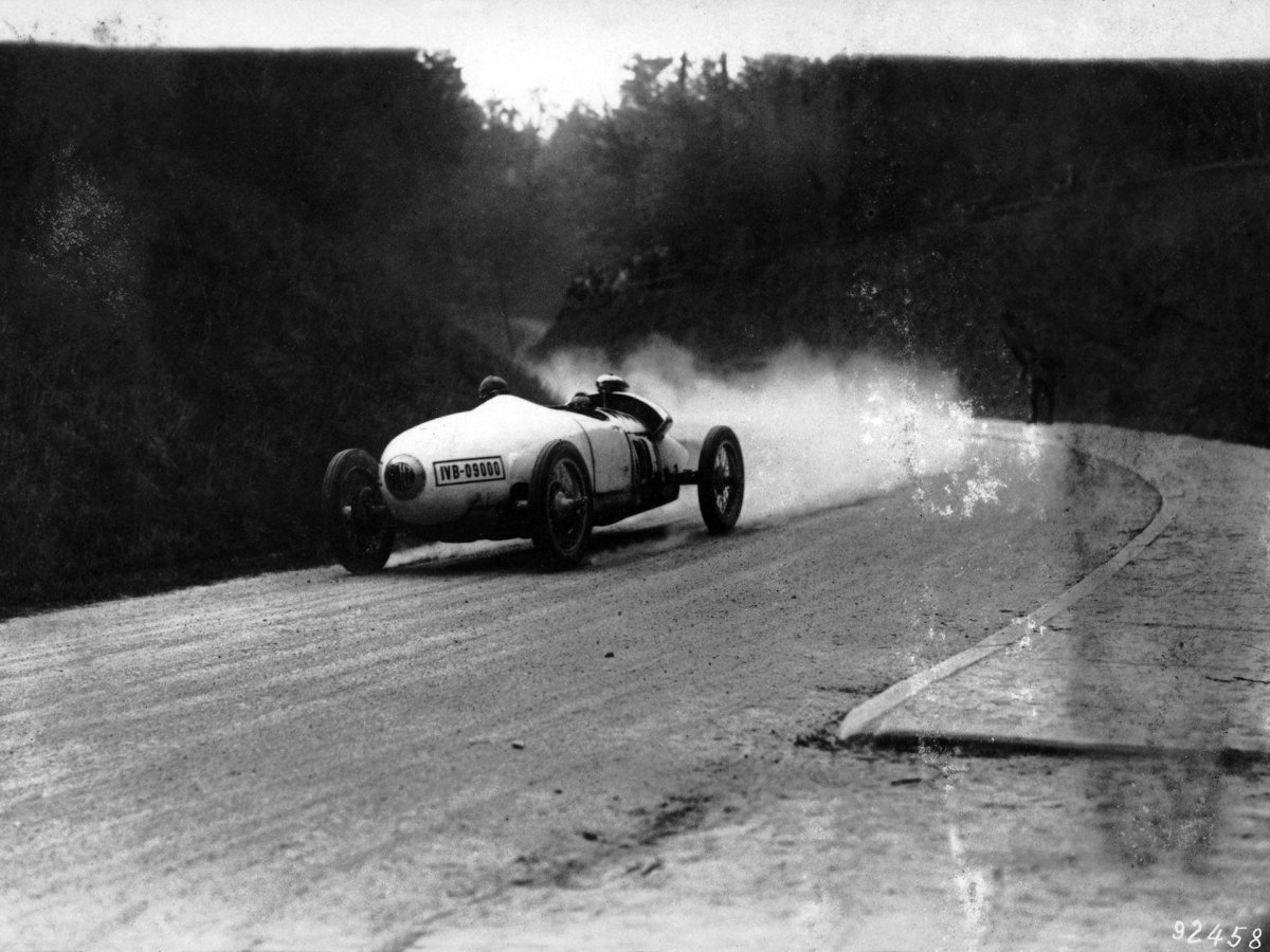 Старинные гоночные машины