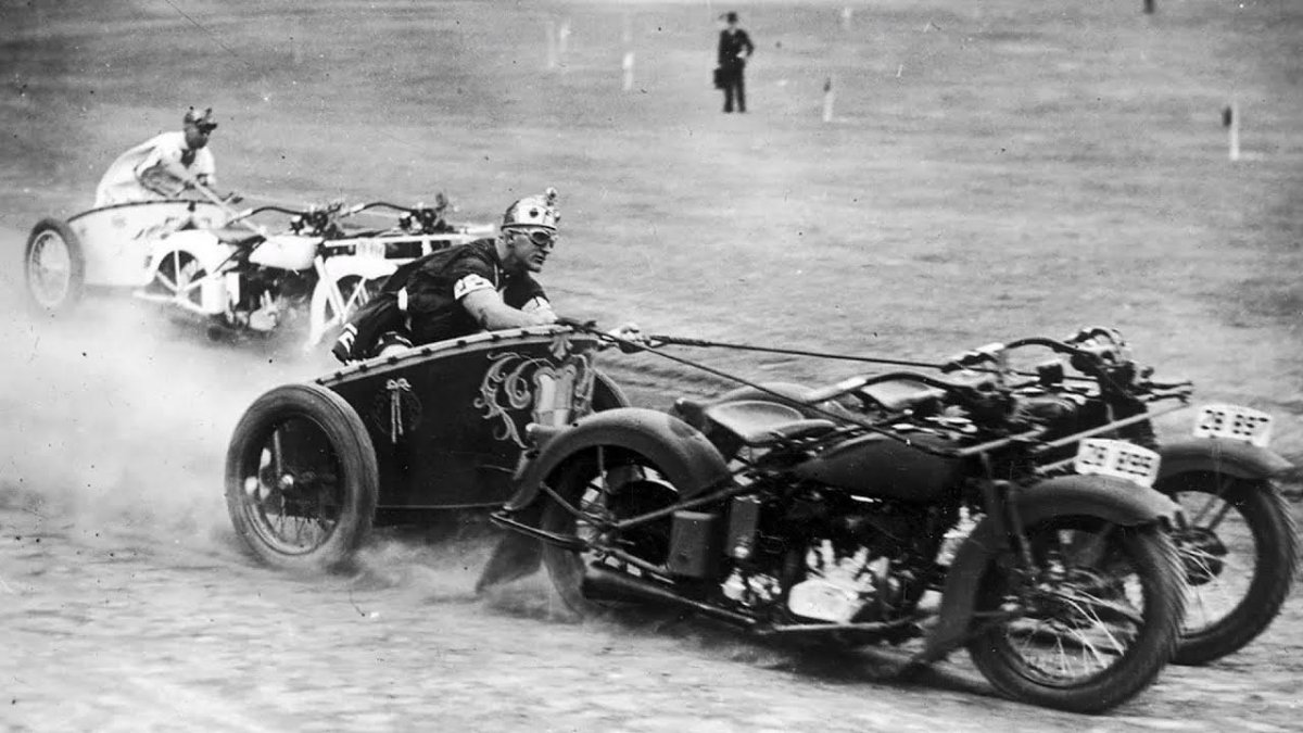 Гонки колесниц фото чёрно белое