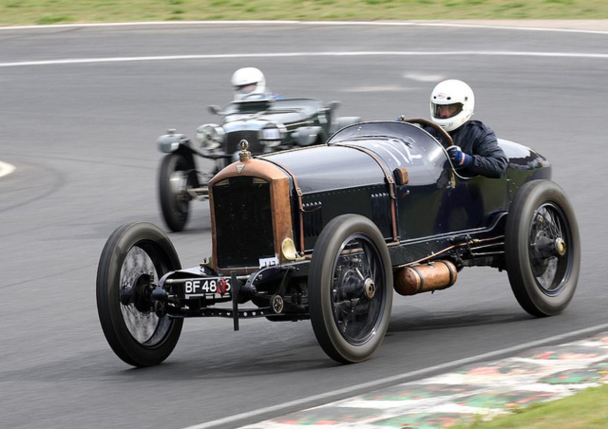 Старинные гоночные машины
