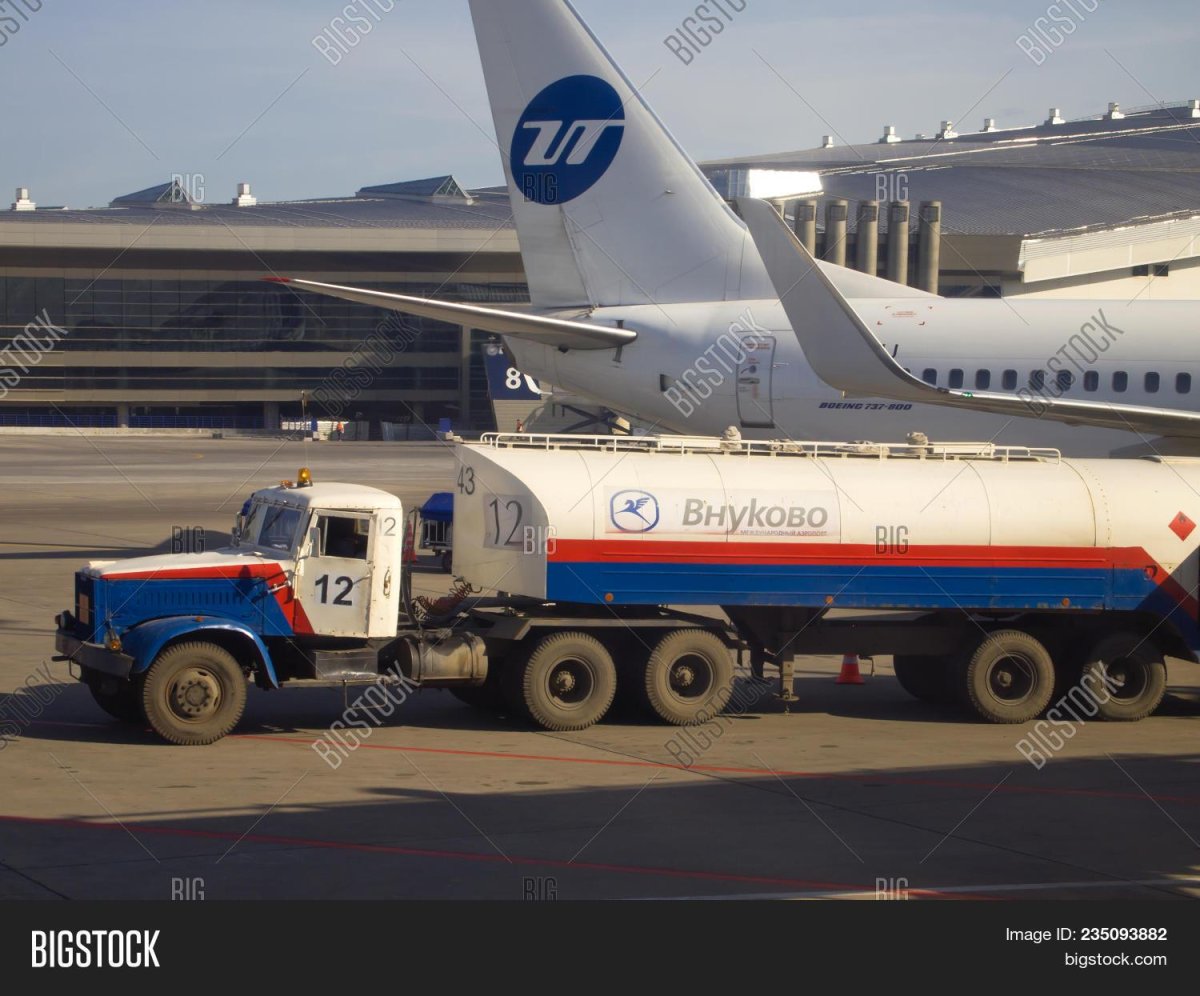 Топливозаправщик Роснефть аэропорт Внуково