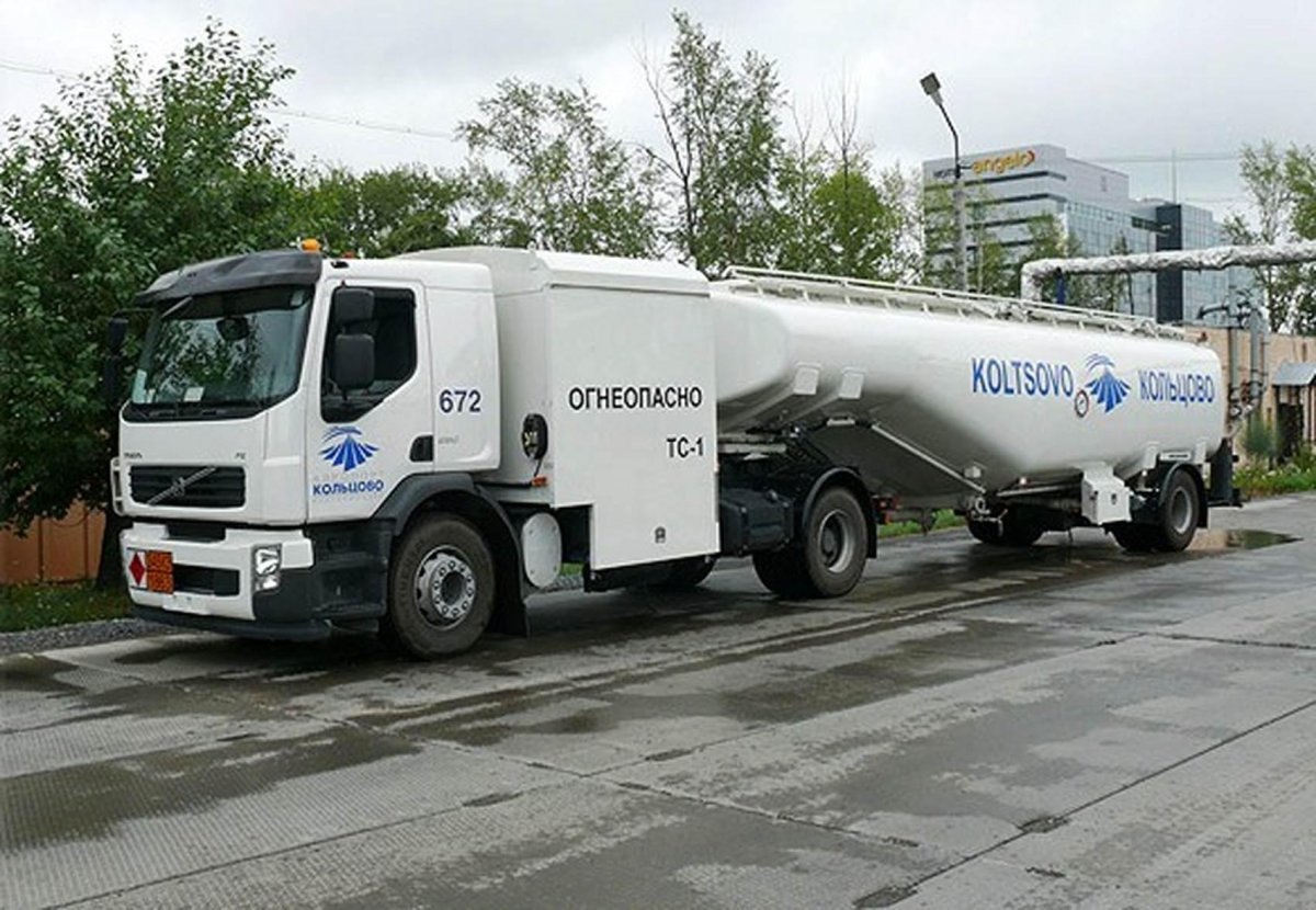 Аэродромный топливозаправщик Volvo