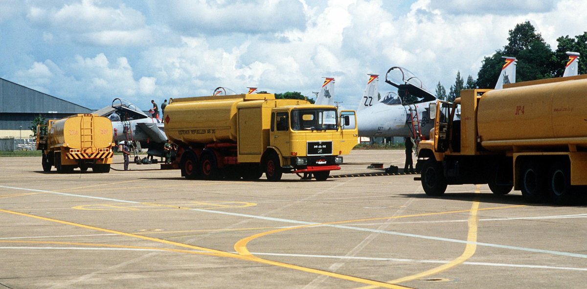 Топливозаправщики аэродромные Бритиш Петролеум