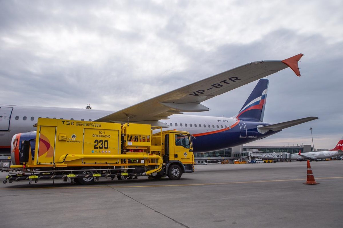 Топливозаправщик Роснефть Аэро