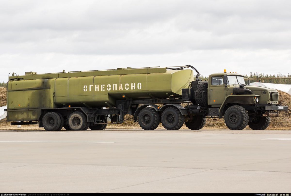 Военный Аэродромный топливозаправщик КАМАЗ