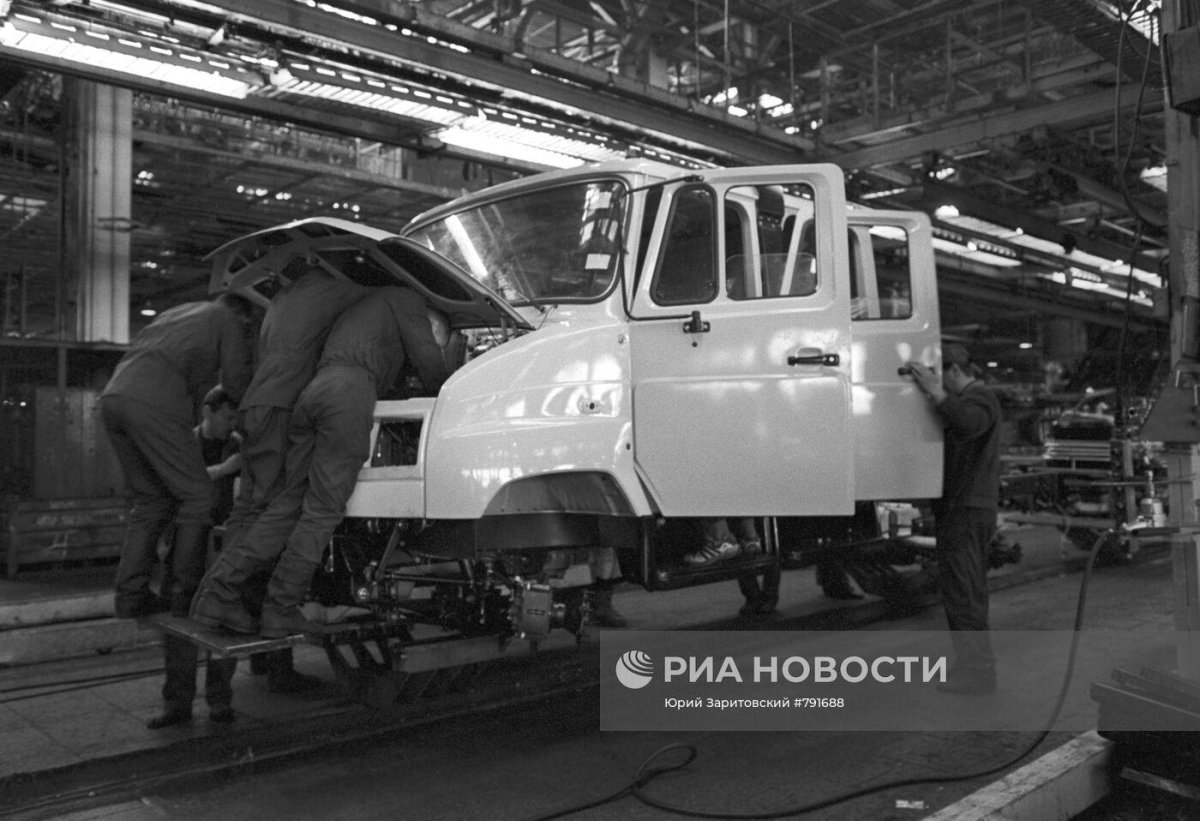 Завод Лихачева ЗИЛ 130