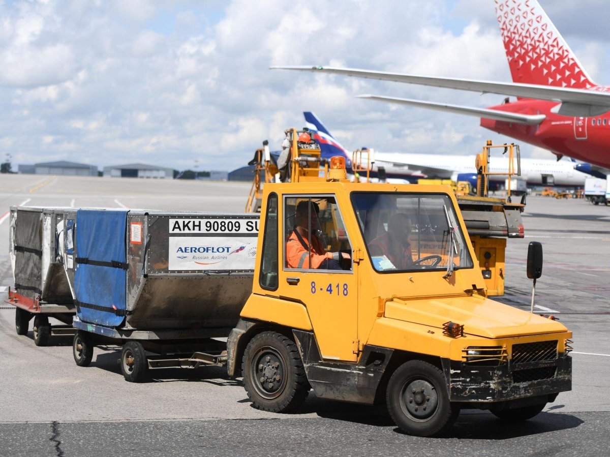 Багажный тягач Шереметьево