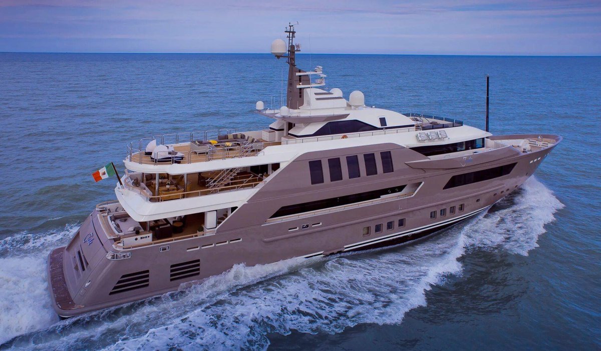 Суперяхта CRN 125 J Ade