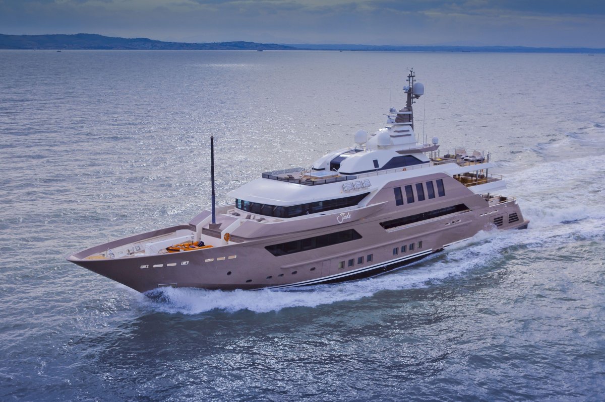 Розовая яхта