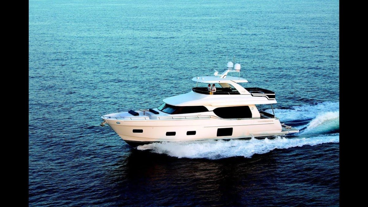 Яхта Ocean Alexander 100